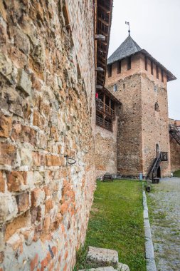 Ukrayna. Lutsk - 23 Ağustos 2020. Lutsk 'ta bulutlu bir gökyüzünde ünlü bir kale. Ortaçağ şatosunun savunma duvarlarından biri. Ukrayna