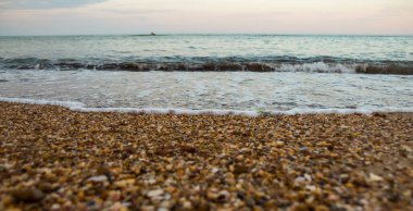 Akşamları deniz sahilinde güzel dalgalar. Deniz batımı. Deniz sahilinde gün batımı