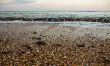 Akşamları deniz sahilinde güzel dalgalar. Deniz batımı. Deniz sahilinde gün batımı