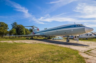 Kiev, Ukrayna - 29 Mayıs 2013: Ukrayna 'nın Zhulyany Devlet Havacılık Müzesi' nde Aeroflot renklerinde (harfsiz) eski bir Tupolev Tu-154 