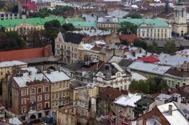 Ukrayna 'nın Lviv şehrinin tarihi manzarası. Tarihi Lviv 'deki eski binalar ve avlular