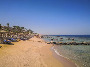 Mısır, Hurghada- 28 AĞUSTOS 2020 Kristal berrak gök mavisi suyu - beyaz plajlı tatil beldesi - cennet kıyı şeridi, Hurghada 'da güzel binalar ve gemiler, Kızıldeniz, Mısır