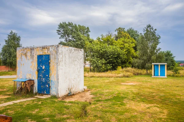 Servizi Igienici Shabby Trova Vicino Una Stazione Servizio Sulla Strada — Foto Stock