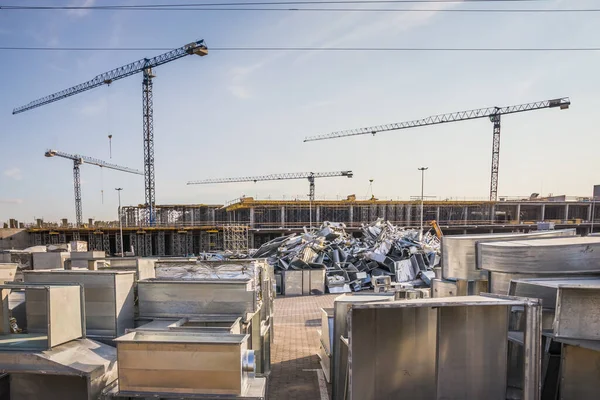 Construção Shopping Center Com Muitos Guindastes Fundo Céu Azul Com — Fotografia de Stock