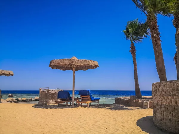 Schöne Meeresküste Strand Meer Wicker Sonnenschirme Und Windschutzzäune Konzeptionelles Bild — Stockfoto