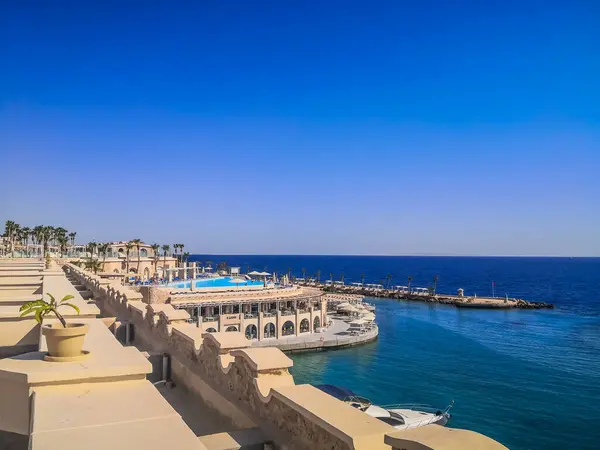 Ägypten Hurghada August 2020 Kristallklares Azurblaues Wasser Resort Mit Weißem — Stockfoto