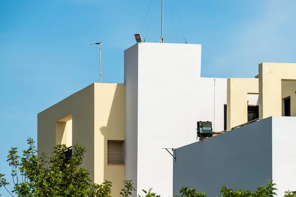 Mavi gökyüzü olan güneşli bir günde modern apartman binaları. Modern bir apartmanın cephesi