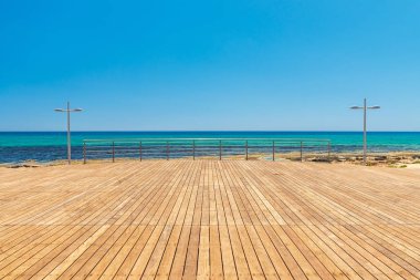 Kıbrıs kıyısında bir yaz gününde deniz kıyısında Hafif ahşap platform.