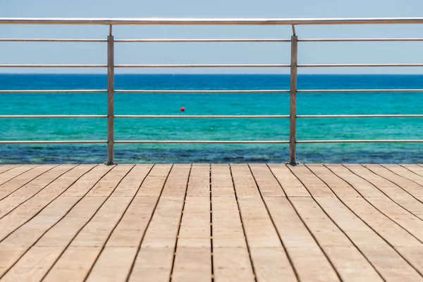 Plate-forme en bois léger sur la côte de la mer un jour d'été à la côte de Chypre . — Photo