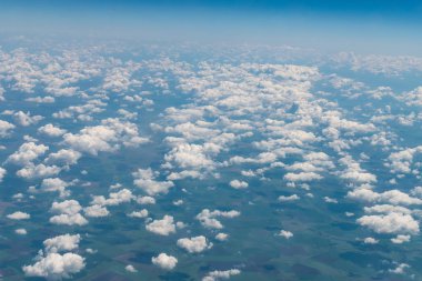Yerde bir uçaktan görünümü, bulutlar alan ve mavi gökyüzü. Bulut duvar kağıdı
