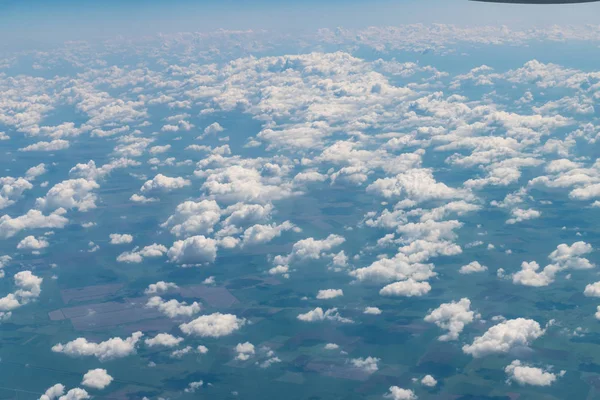 Vista de um avião no chão, campo de nuvens e céu azul. Papel de parede nuvem — Fotografia de Stock