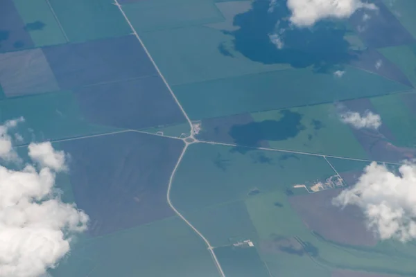 Vista de um avião nos campos verdes, chão, nuvens. Papel de parede nuvem — Fotografia de Stock