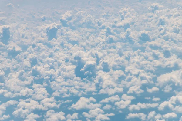 在夏季，固体积云从飞机窗出 — 图库照片