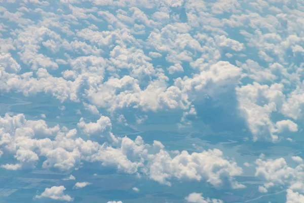 Nuvens de cúmulo sólido tiros da janela do avião em um dia de verão — Fotografia de Stock