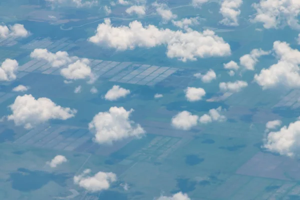 从地面的飞机，云场和蓝天观看。云壁纸 — 图库照片