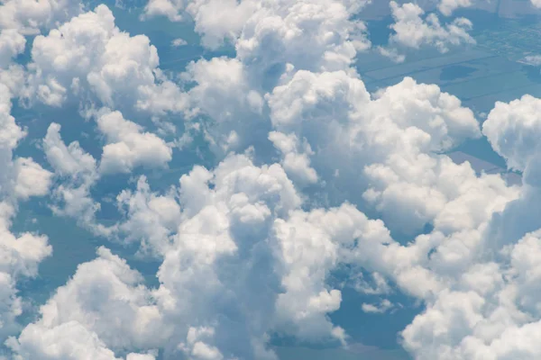 Vista desde un avión en el suelo, campo de nubes y cielo azul. Fondo de pantalla de nube —  Fotos de Stock