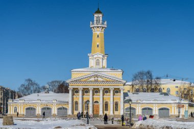 Kostroma, Rusya - 3 Mart 2018. Susaninskaya Meydanı 'ndaki Kostroma Yangın Kulesi. Rusya 'nın erken baharında güneşli soğuk bir gün.