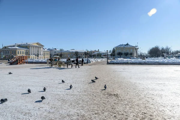 Kostroma, Rusya - 3 Mart 2018. Eski tarihi mimari - Rusya 'nın Kostroma şehrindeki Susaninskaya Meydanı