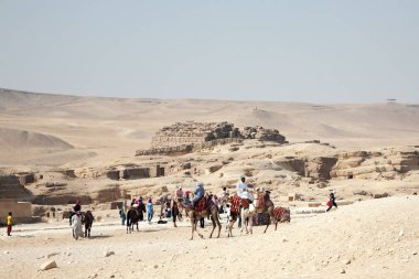 Giza yakınlarında çölde deve turistlere kalıntıları Kahire, Mısır'ın başkenti