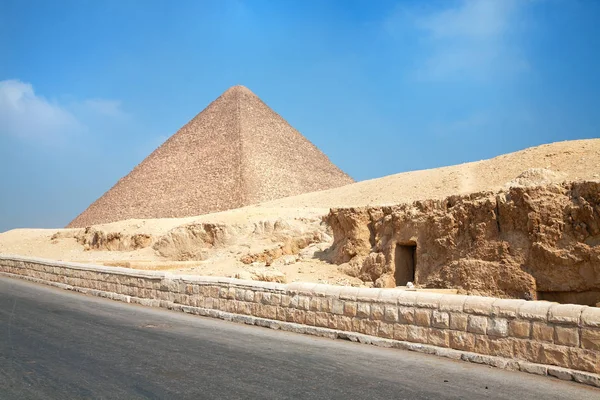 Gyza 景观金字塔与地下墓穴 没有游客 — 图库照片