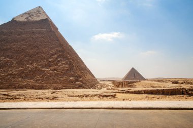 Giza - iki piramit, piramitleri mavi gökyüzü arka plan kimse ile yolda üzerinden görüntülemek