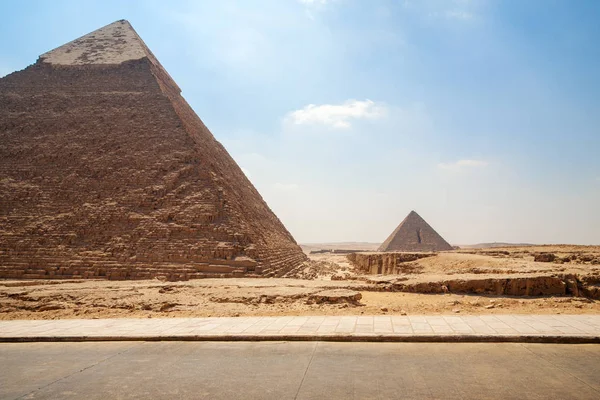 Pyramidy Gíze Dvě Pyramidy Pohled Silnice Pozadí Modré Oblohy Nikým — Stock fotografie