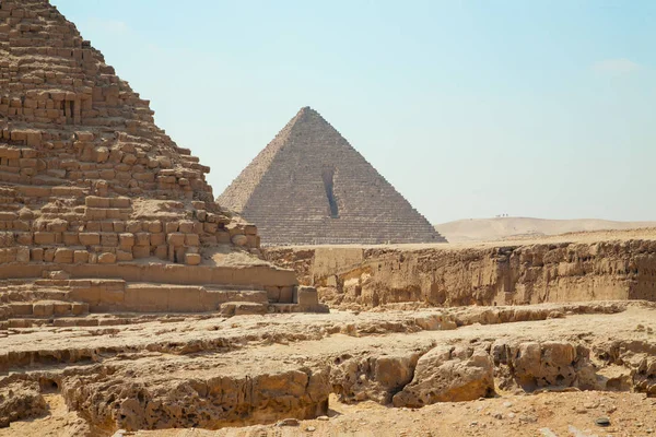 カイロの つの偉大なエジプトのピラミッド 誰も青い空を背景に Clouseup ビューでギザのピラミッド — ストック写真