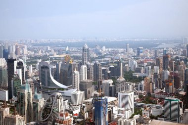 Bankgkok, Tayland - 10 Mayıs 2018: Arka plan üzerinde okyanus ile iş merkezi şehirde parlak güneşli bir günde Bayok gökyüzü otelden havadan görünümü