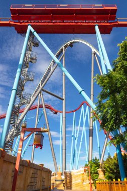 Tarragona, İspanya - Mayıs 2019: Park Port Aventura, Shambhala ve Dragon Khan, Avrupa'da Salou'da bulunan büyük adrenalin hipertreni lunapark treni, Barselona yakınlarında turistsiz