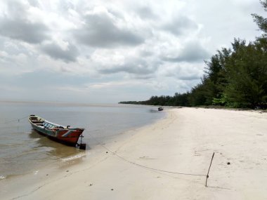 Kubu Sahili, sahildeki bir teknenin atmosferi sahil atmosferinin keyfini çıkarmak isteyen gezginleri bekliyor.