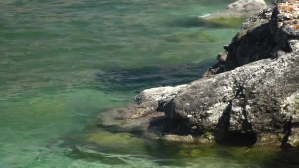 贝加尔湖的岩石海岸 微风阳光明媚的天气 — 图库视频影像