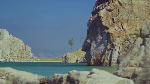 Baykal Meltem Güneşli Havalarda Kayalık Kıyıları — Stok video