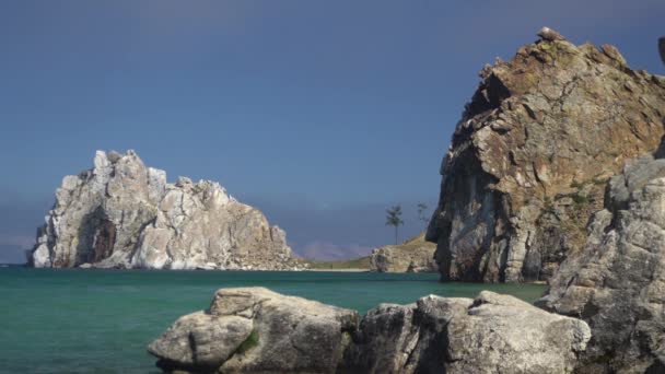 Baykal Meltem Güneşli Havalarda Kayalık Kıyıları — Stok video