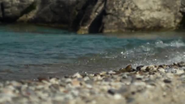 贝加尔湖的岩石海岸 微风阳光明媚的天气 — 图库视频影像
