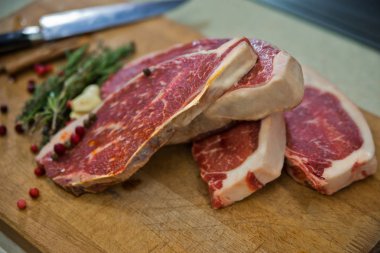 çiğ et pişirme önce. Mermer sığır eti