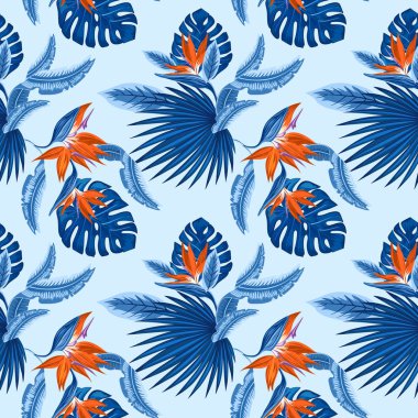 Vektör seamless modeli tropikal mavi palmiye yaprakları, monstera bırakır ve mercan cennet kuşu (STERLİÇYA) plumeria bir ışık çiçeklerin arka plan mavi. Duvar kağıdı eğilim tasarım.