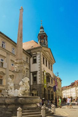 Ljubljana, Slovenya - 2013: Robba Çeşme olarak da bilinen kasaba Meydanı'nda Ljubljana Belediye Binası önünde üç Carniolan nehir Çeşmesi standları.