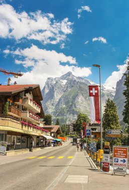 Grindelwald, İsviçre - Temmuz, 2013: Mattenberg parça içinde belgili tanımlık geçmiş ile Grindelwald, Dorfstrasse sokak