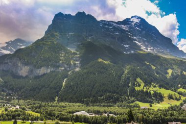 Arka planda Mattenberg manzaralı Grindelwald Vadisi