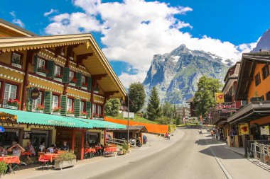 Grindelwald, İsviçre - Temmuz, 2013: Mattenberg parça içinde belgili tanımlık geçmiş ile Grindelwald, Dorfstrasse sokak