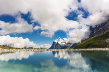 İsviçre dağlarındaki Jungfrau Eiger yürüyüşünde Fallbodensee, Grindelwald, Bernese Oberland, İsviçre