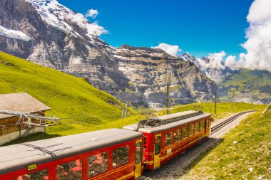 Grindelwald, İsviçre - Temmuz, 2013: Jungfraubahn tren taşımaları turistlere Jungfraujoch Tren İstasyonu, Avrupa'dan Kleine Scheidegg en yüksek demiryolu İstasyonu ve Grindelwald şehir