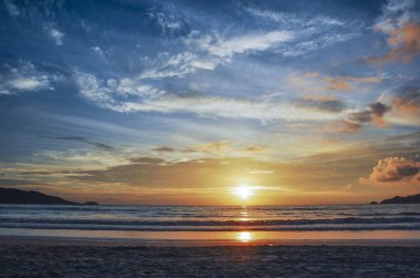Patong Sahili 'nde günbatımında alacakaranlık renkleri