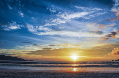 Patong Sahili 'nde günbatımında alacakaranlık renkleri