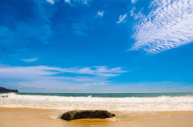 Phuket, Tayland 'daki Laem Singh plajında dalgalar çarpıyor.