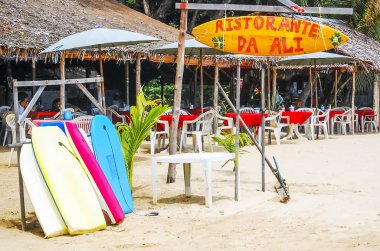 Phuket, Tayland - 2009: Çeşitli renkler ve restoranlar içinde belgili tanımlık geçmiş Laem Singh Beach Surf kurulları
