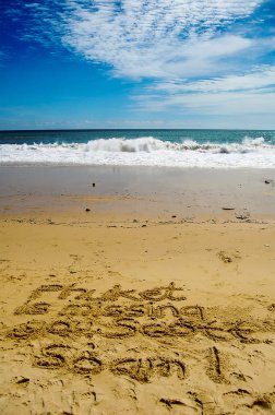 Phuket's Missing Laem Singh sahil kumu üzerinde yazılı You