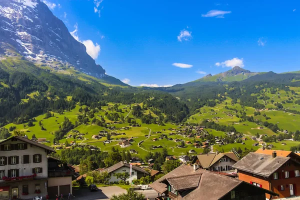 Grindelwald Vadisi 'nin Wetterhorn, Mettenberg ve Eiger Dağları arasındaki manzarası.