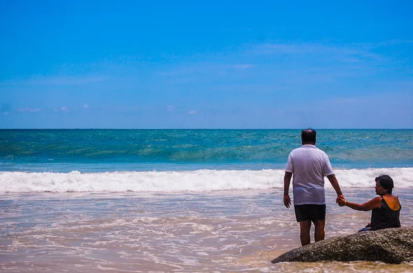 Phuket Thailand 2009 Couple Holding Hands Laem Singh Beach — Stock Photo, Image