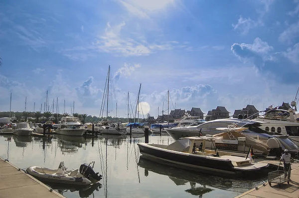 Phuket, Tayland - 2009: Royal Phuket Marina adlı rıhtım tekne